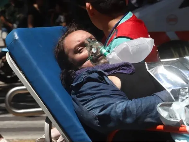 Ataque de furia: le secuestraron la moto y atacó a piedrazos la grúa