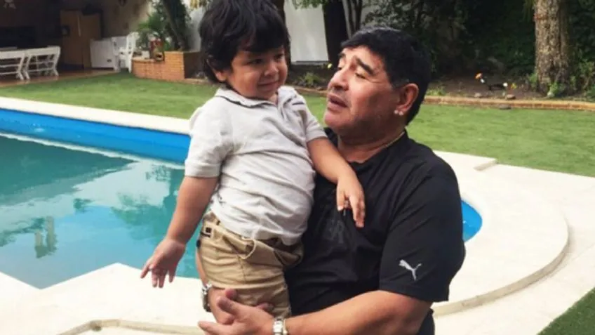 Ató a su hijo de dos años con una manguera a un poste al rayo del sol