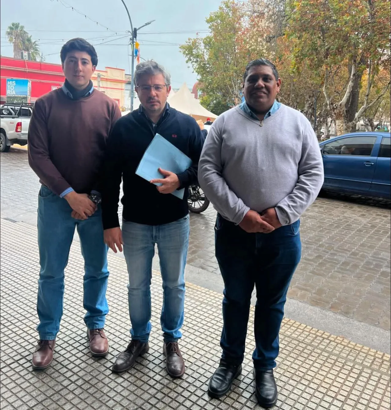 Atropelló a una familia y arrastró a un bebé sobre el capot del auto