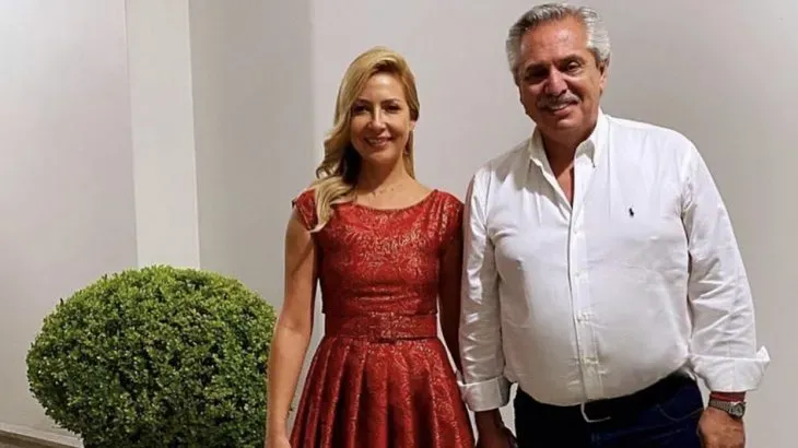 Ayelén Paleo se levantó la remera y casi muestra de más
