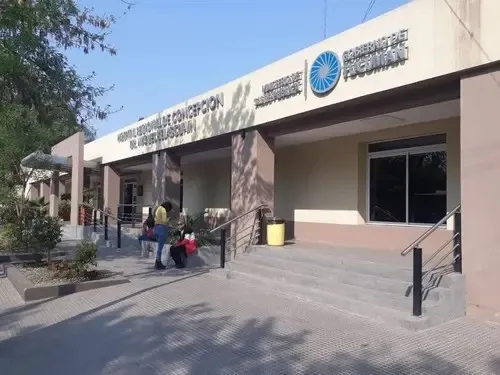 Bajaba las escaleras y se encontró con un fantasma: el video se hizo viral