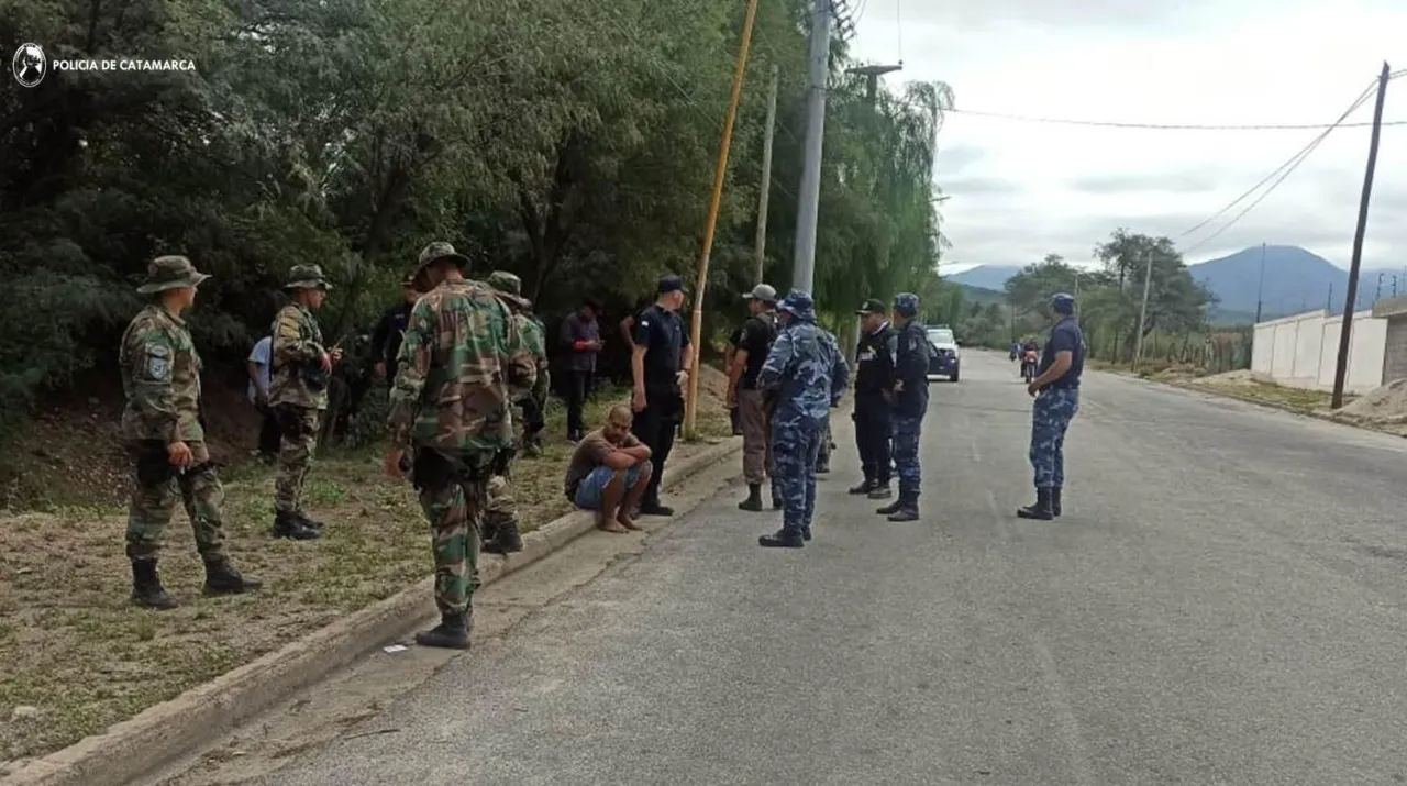 Bajaron de la moto, lo golpearon y apuñalaron