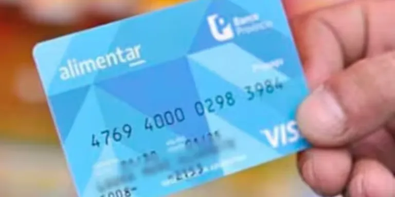 Bajó del auto, le reventó los neumáticos y la amenazó