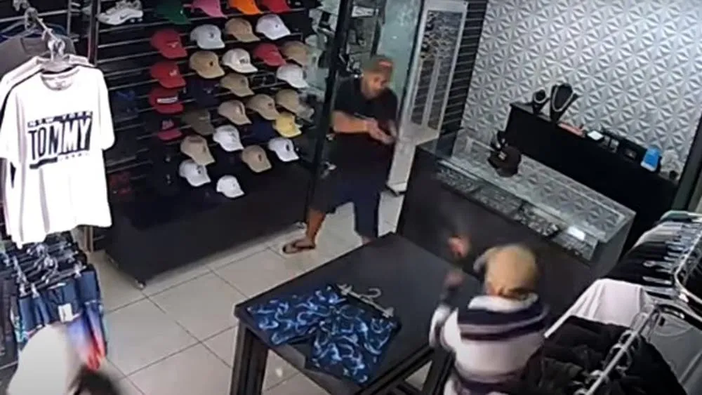Bebé recién nacido quita el barbijo al médico