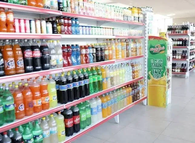 Gondolas de un supermercado repletas de botellas con gaseosas y jugos.
