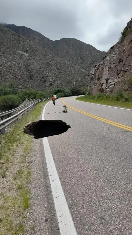 Bomberos que llegaron de Corrientes, ovacionados en el Paseo de la FE