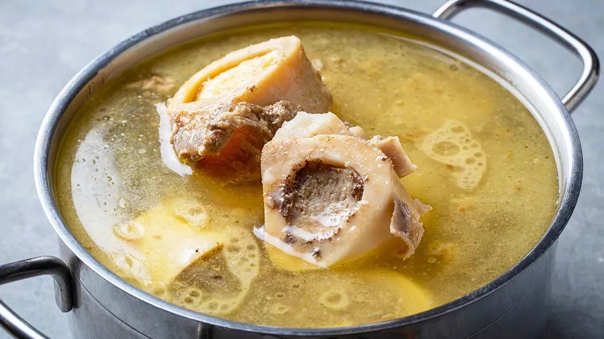 Caldo de huesos con 4 ingredientes: beneficios
