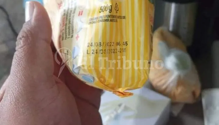 Cambiaba la rueda de auxilio, un joven la ayudó pero también le robó