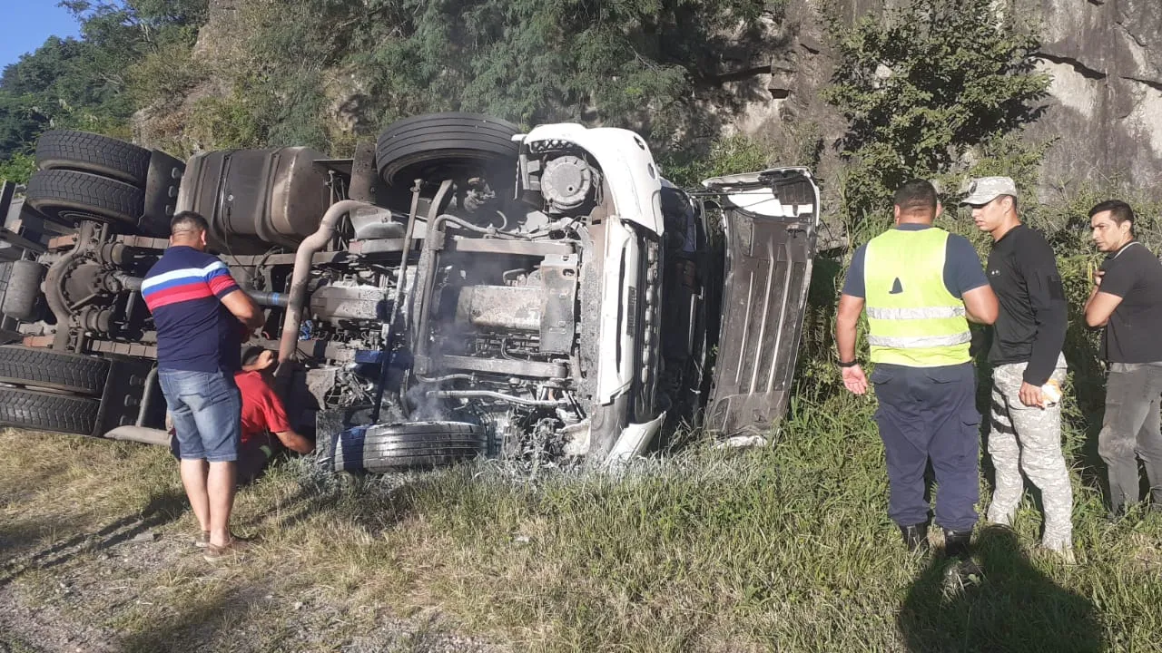 Camioneros acordaron un aumento del 45% en salarios de marzo y abril