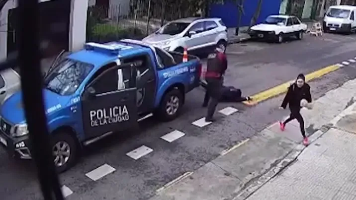 Campaña viral para encontrar a los motociclistas que se le cayó un televisor de 65 pulgadas de la moto