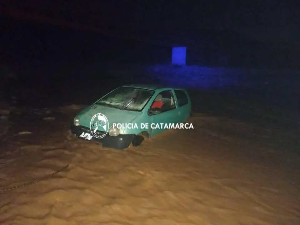 Cansada del calor, Nazarena Vélez lució una diminuta bikini