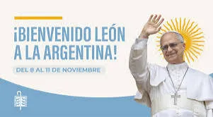 Un cartel de bienvenida a la Argentina que muestra a un hombre vestido de blanco saludando con la mano.