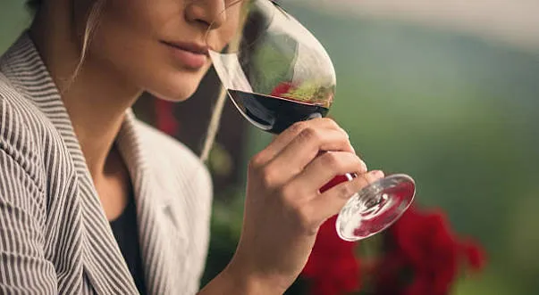 Causa por enriquecimiento ilícito: la Justicia les prohibió salir del país a Insaurralde y Jesica Cirio