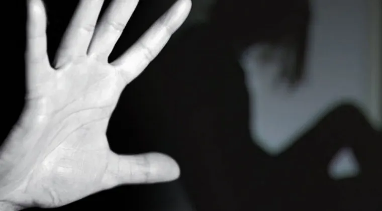 Chau a las uñas largas