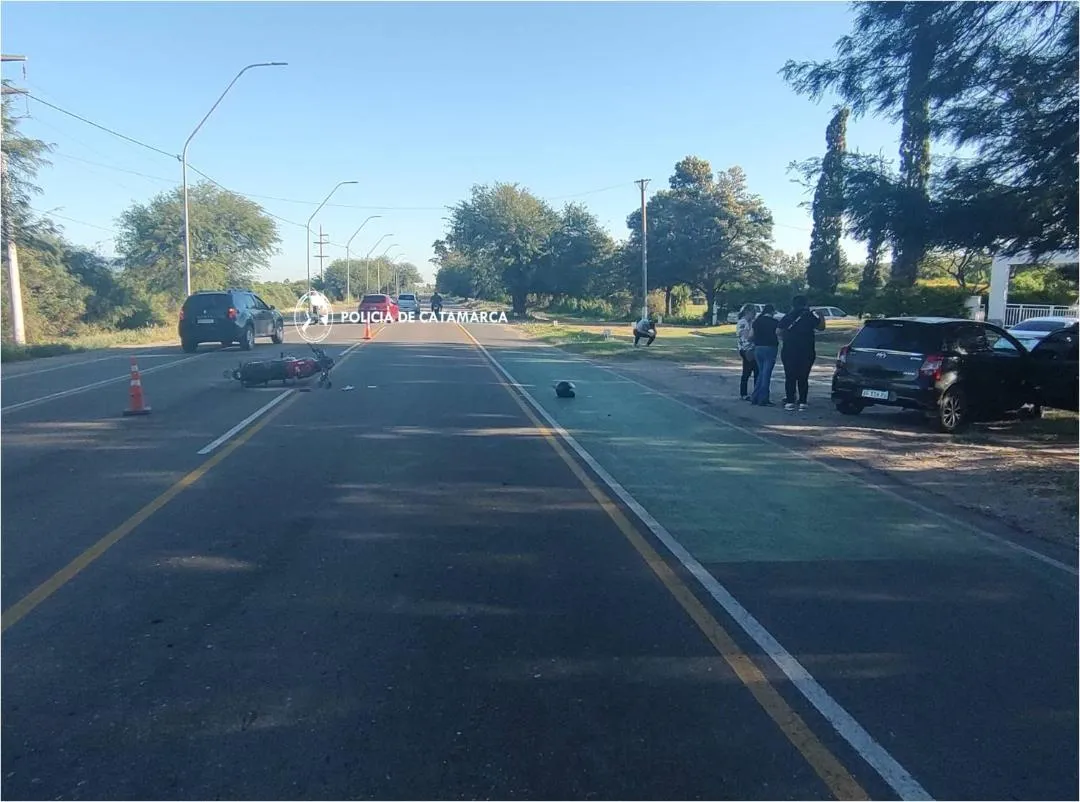 Chocaron contra un auto que se encontraba en la banquina