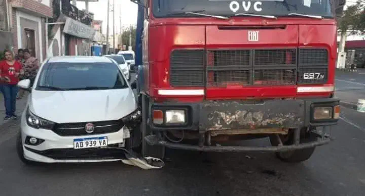Chocaron un auto y un camión