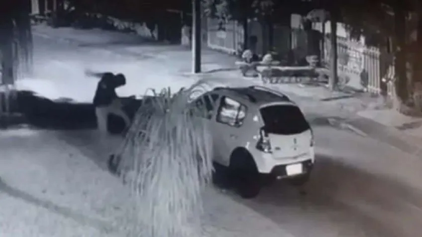 Chocó con la moto, lo enyesaron y ahora no se puede sacar la campera