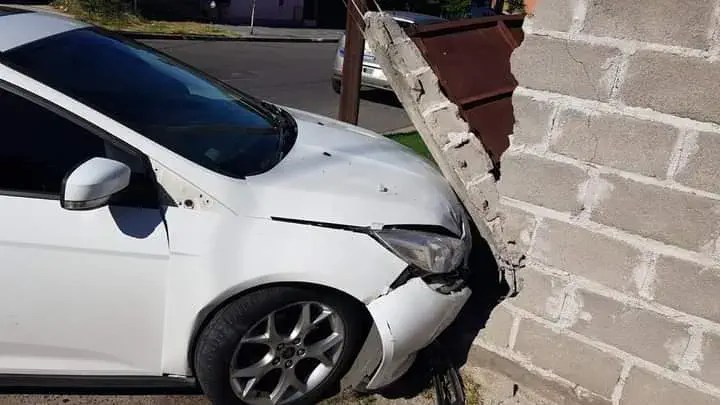 Chocó contra dos viviendas, abandonó el auto y huyó