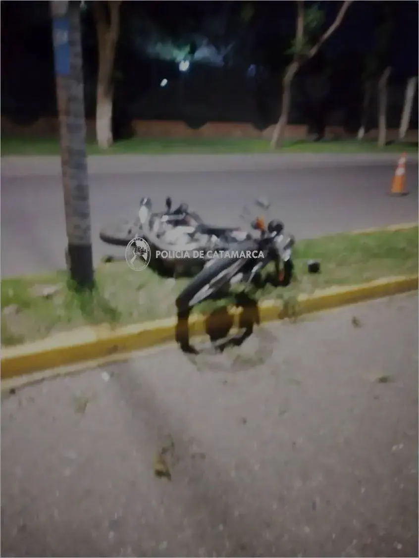 Chocó contra un poste en Avenida Presidente Castillo