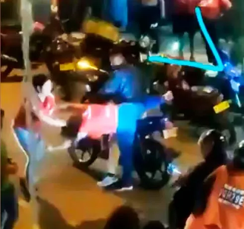 Chocó contra un poste y volcó