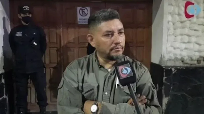 Chocó contra un poste y volcó