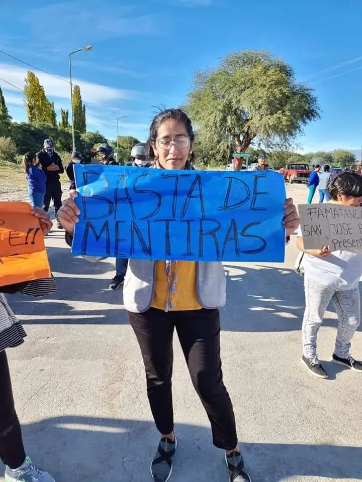 Chocó contra un poste y volcó espectacularmente