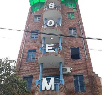 Chocó de frente a un ciclista, lo hizo "volar", lo abandonó, huyó y quemó el vehículo. Video