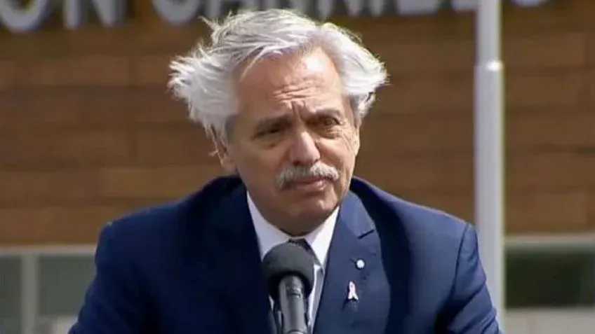 Chocó el cantero de Avenida Presidente Castillo a bordo de una Dominar 400