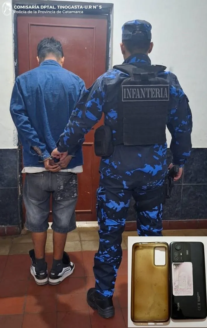Un efectivo policial sujeta a un hombre esposado de espaldas, junto a un recuadro con un celular y su funda.
