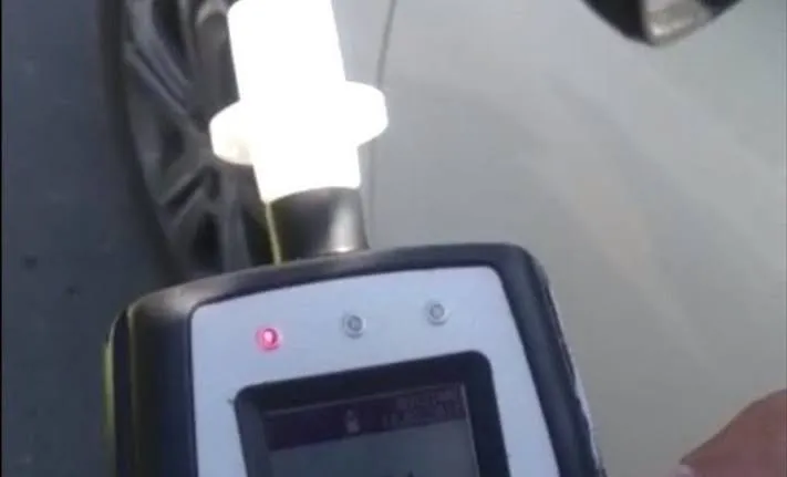 Circulaba ebrio en moto, perdió el control y chocó de lleno contra un auto estacionado