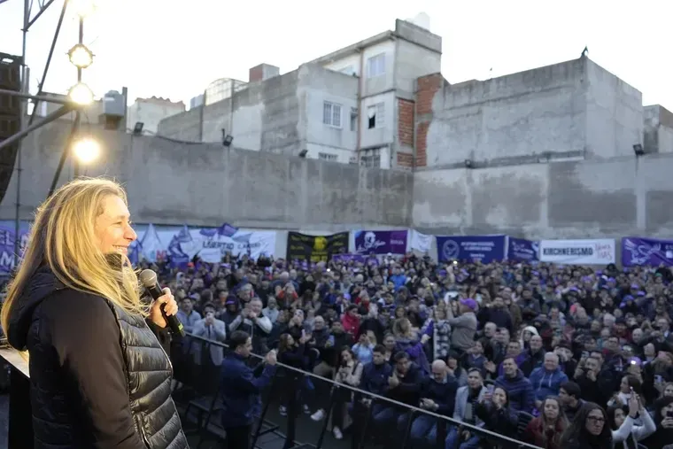 Claudia Villafañe giró en U y protagonizó un accidente