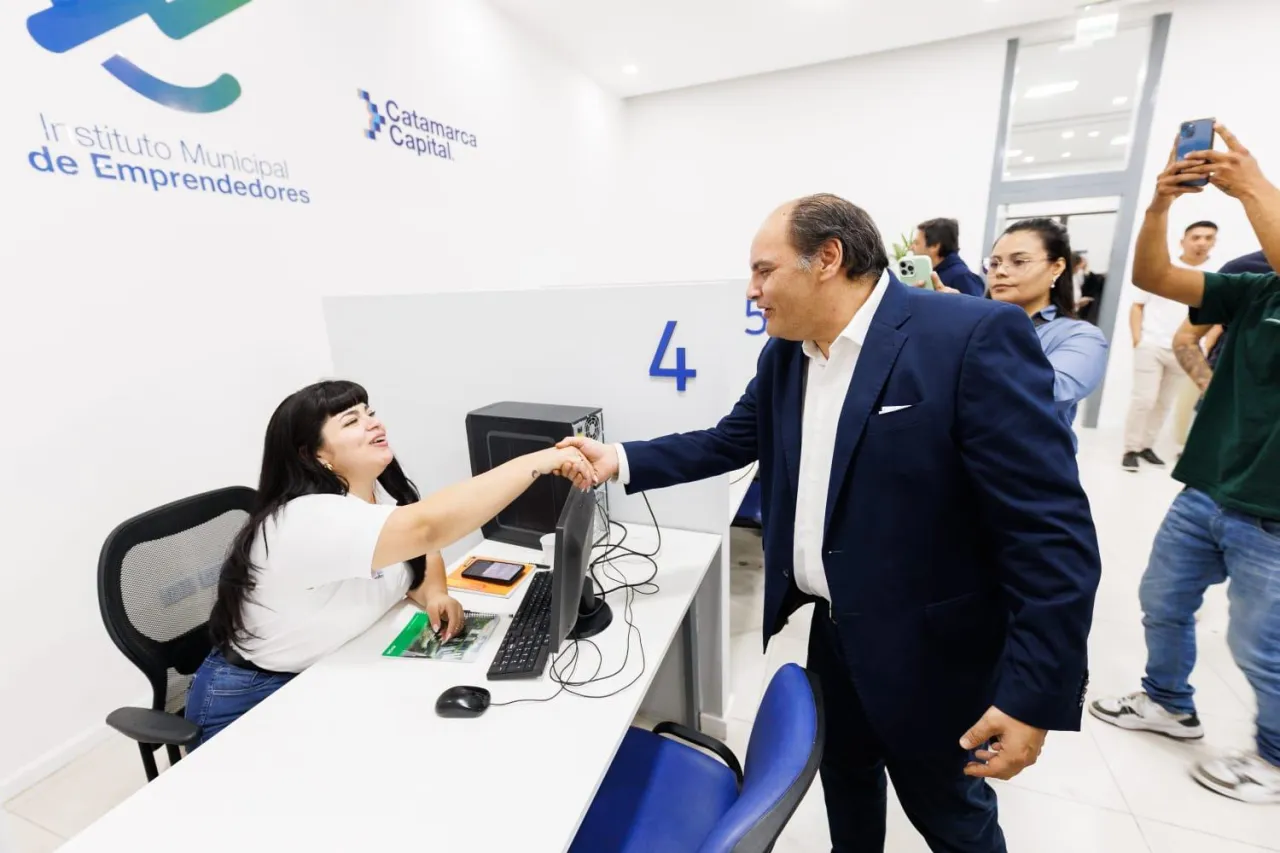 Colectivo y un auto se hundieron: municipio y algunos concejales miran para otro lado