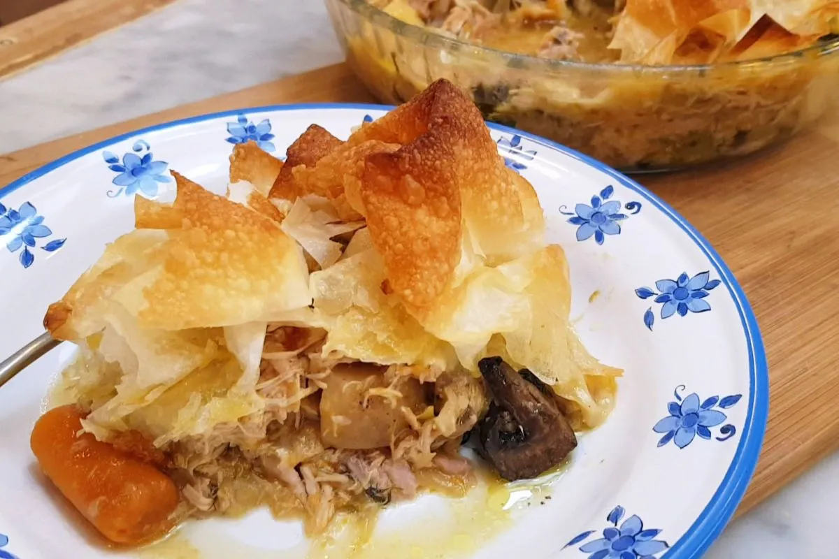 Cómo en Ratatouille, este ratón se pasea por las tortas de una pastelería. Video viral