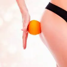 Cómo pintarse las uñas de negro a la perfección