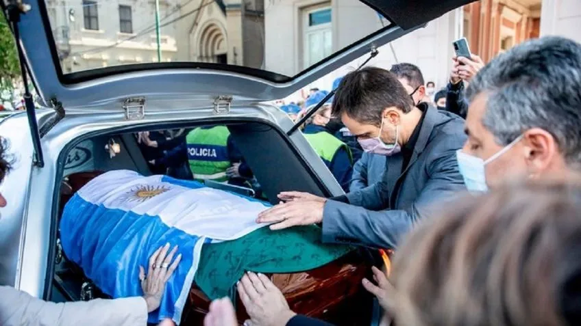 Compartió en las redes una foto de su bebé y después se tiró al vacío con ella