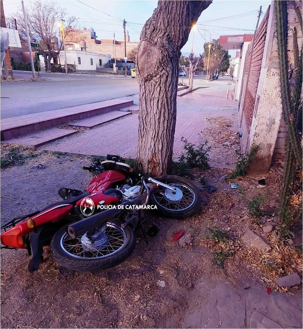 Conducía una moto, sufrió un ACV y chocó