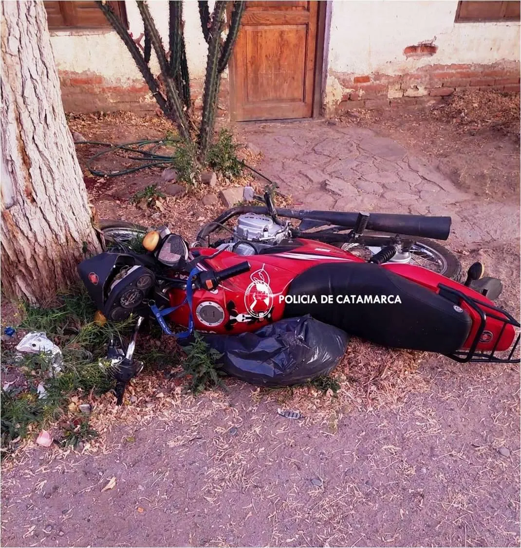 Conducía una moto, sufrió un ACV y chocó