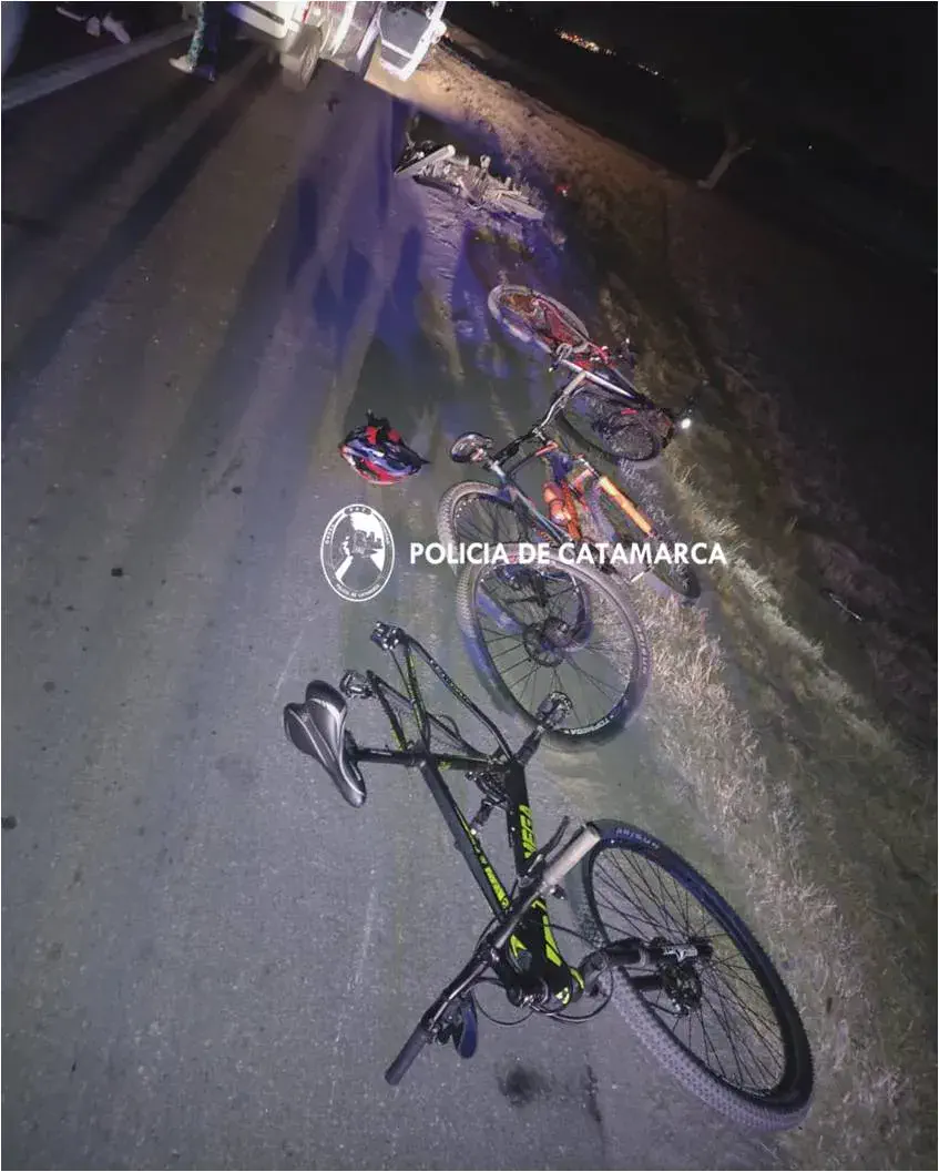 Conductor chocó a tres ciclistas