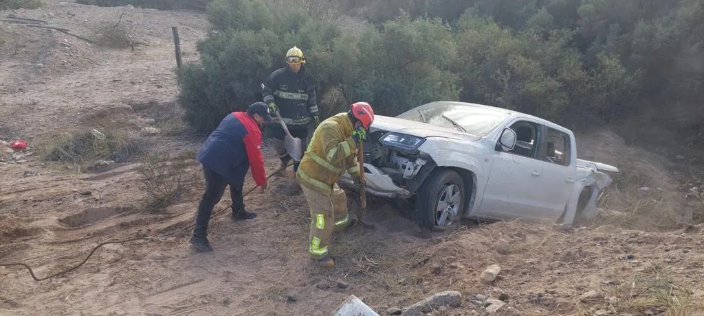 Conductor lesionado tras chocar con un poste en el Sur de la Capital