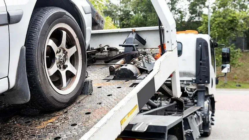 Contrató una grúa para robar un auto estacionado simulando ser el dueño