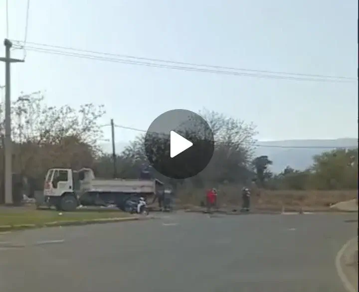 Controversia por el bacheo en la Capital: mientras Tiago Puente criticaba la gestión en medios, la Comuna bacheaba en Camino de la Virgen