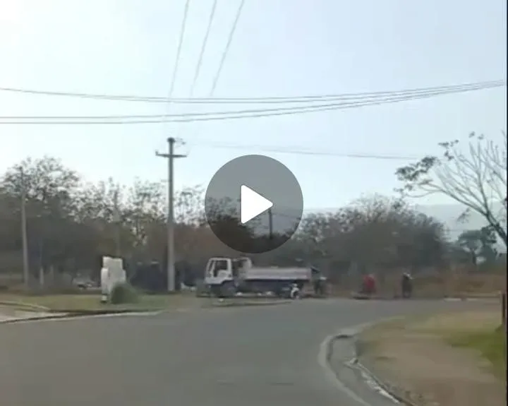 Controversia por el bacheo en la Capital: mientras Tiago Puente criticaba la gestión en medios, la Comuna bacheaba en Camino de la Virgen