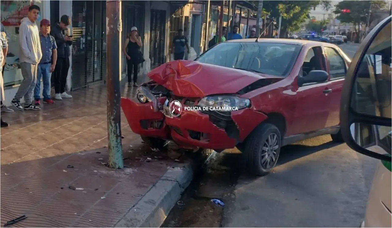 Cordobeses fueron embestidos por un automóvil en el centro de la Capital