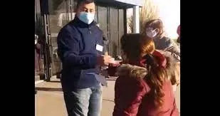 Coronavirus: por qué se han "disparado" las muertes y hospitalizaciones de personas más jóvenes