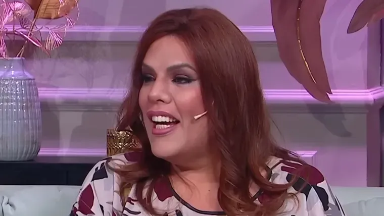 Costa sonriendo sentada en el living de un programa de televisión.
