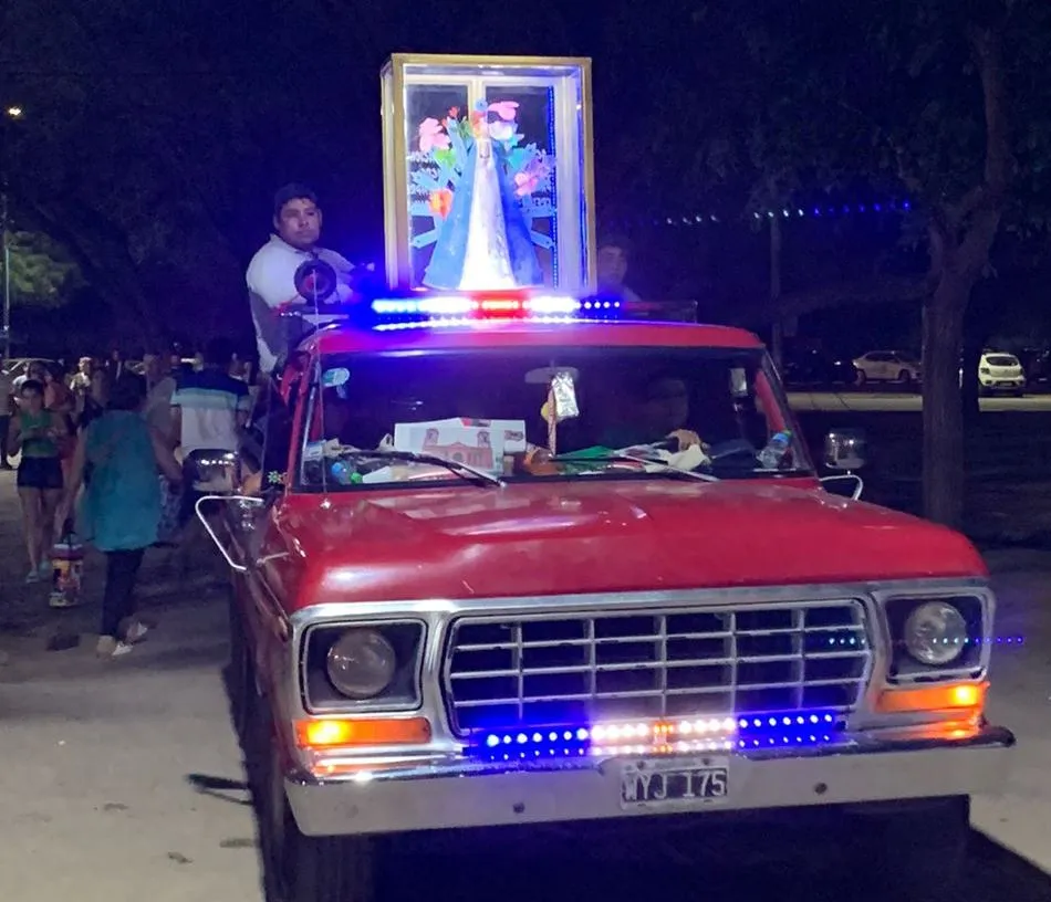Crearon una descomunal camiseta de Messi: la levantarán en helicóptero para trasladarla a Rosario