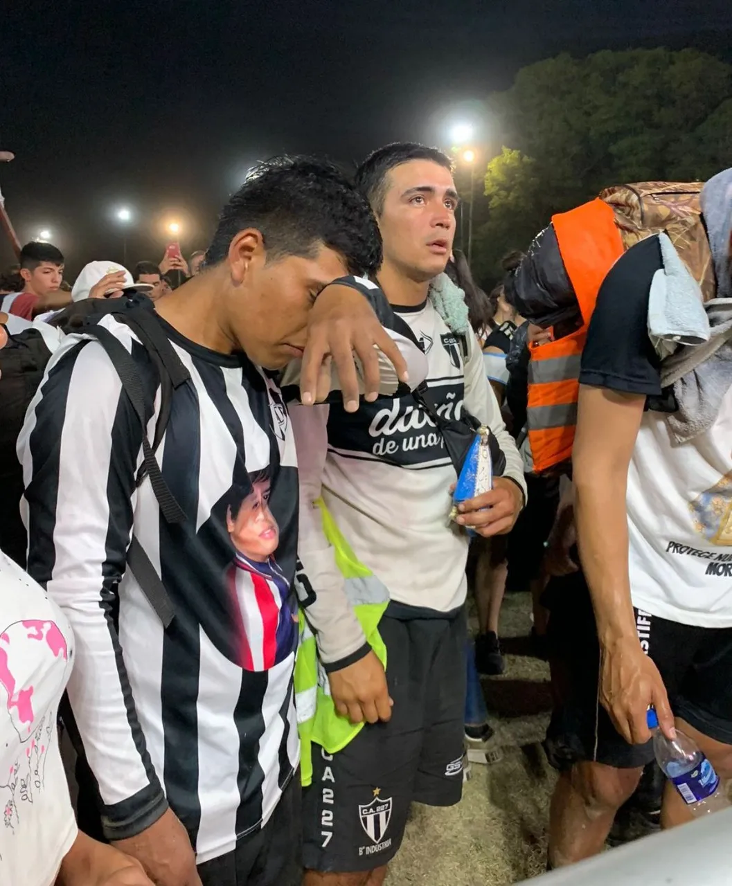 Crearon una descomunal camiseta de Messi: la levantarán en helicóptero para trasladarla a Rosario