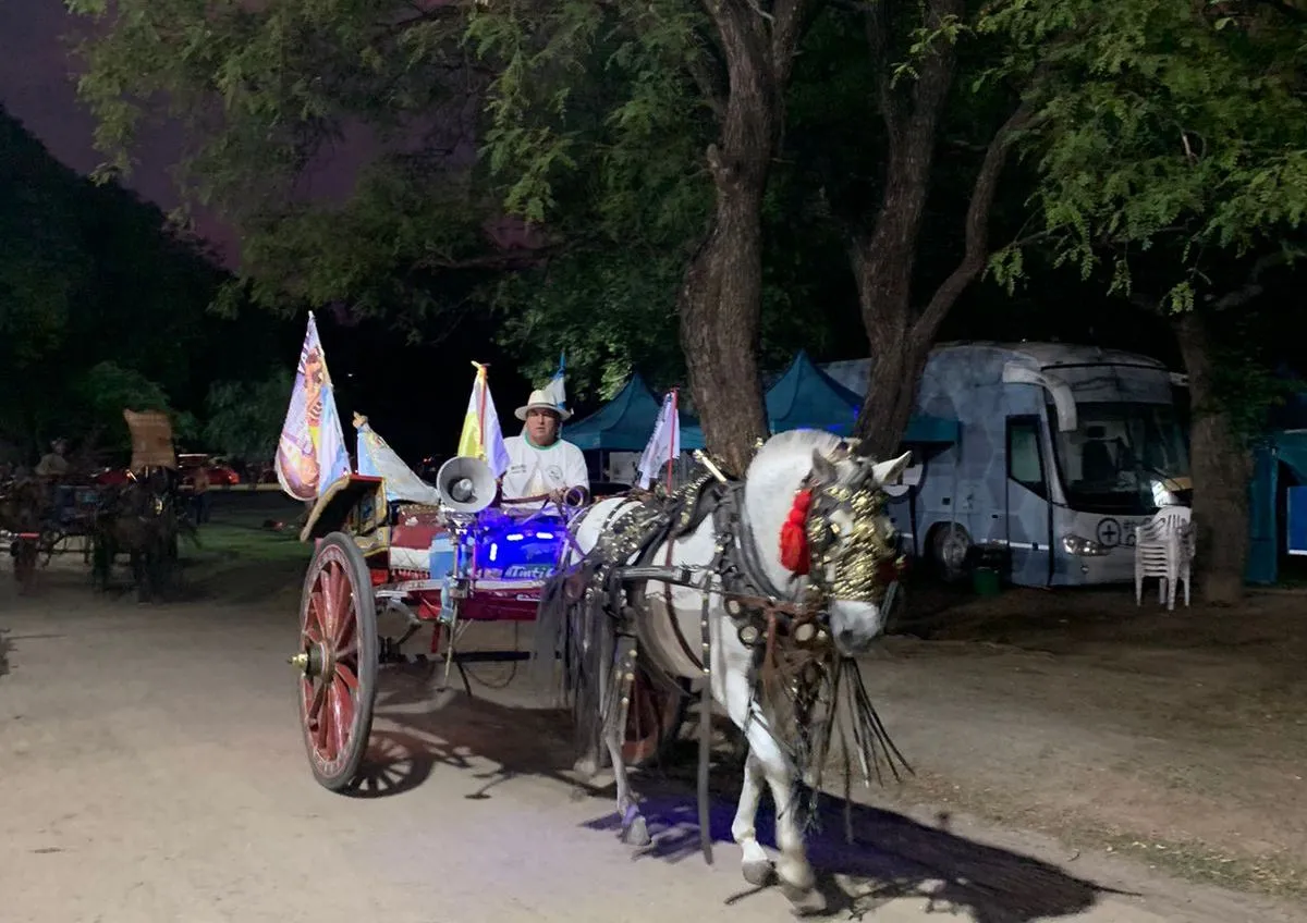 Crearon una descomunal camiseta de Messi: la levantarán en helicóptero para trasladarla a Rosario