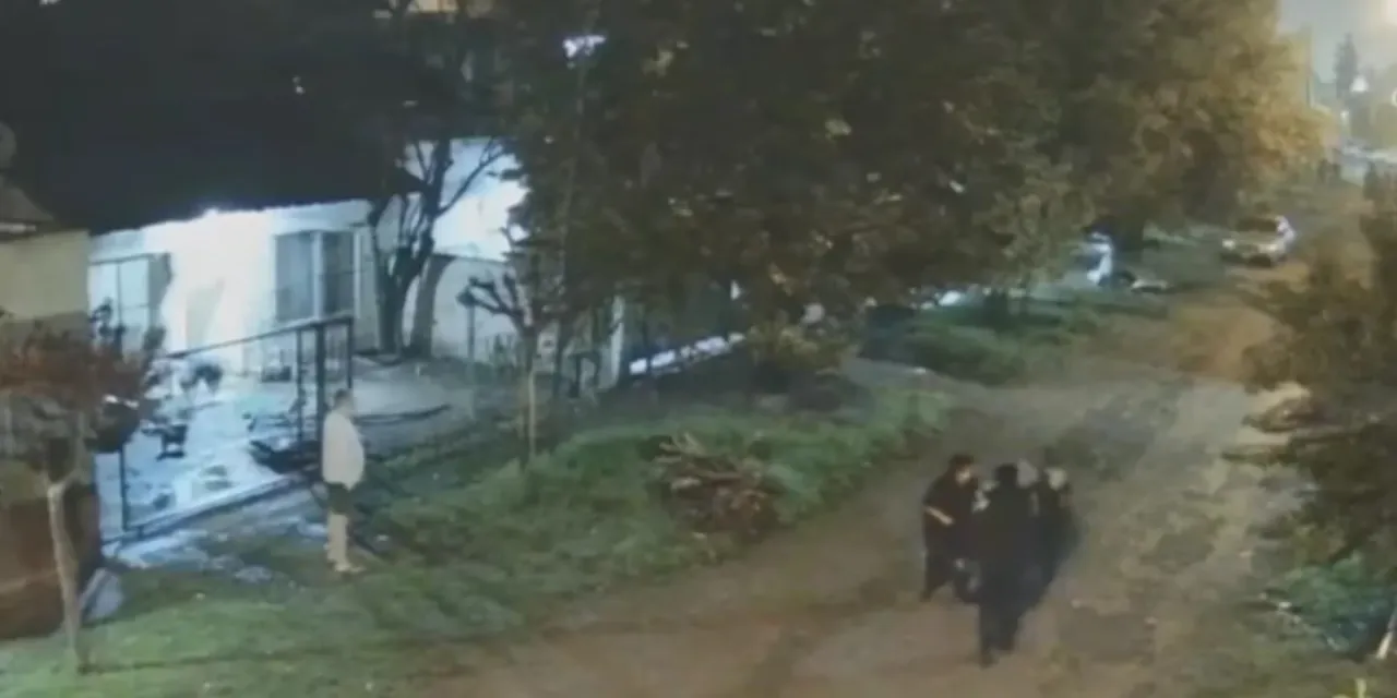 Cruzó en rojo y chocaron violentamente