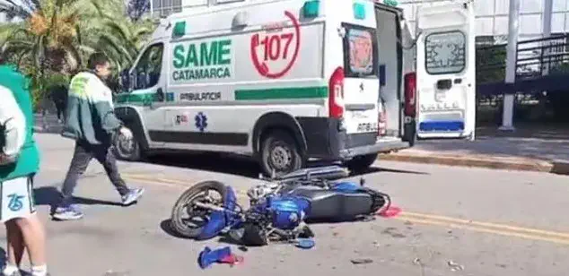 Cualquiera maneja: chocaron dos motos de frente